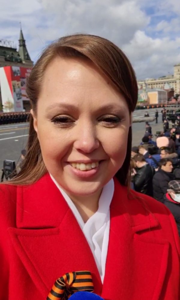 Анна ведет репортаж с Красной площади в День Победы. 9 мая 2022г.