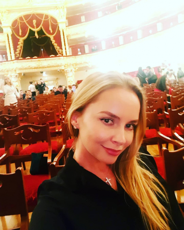 В театре