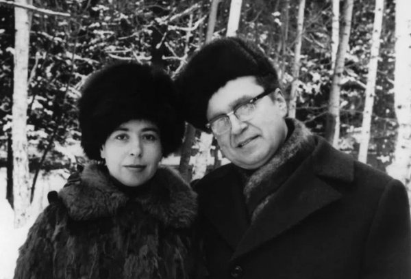 Мать и отчим Леонида Млечина