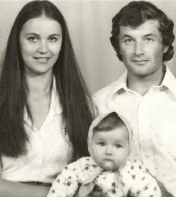 Оксана Федорова в детстве с родителями
