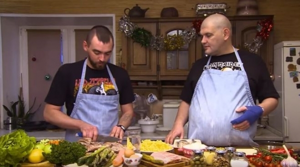 Серж Маркович с повреждённой рукой