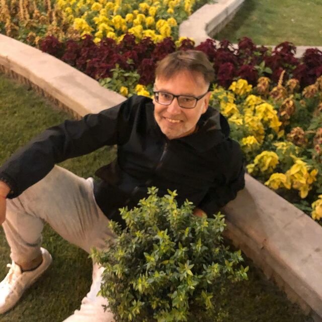 Вадим Тихомиров с любимыми питомцами - цветами.