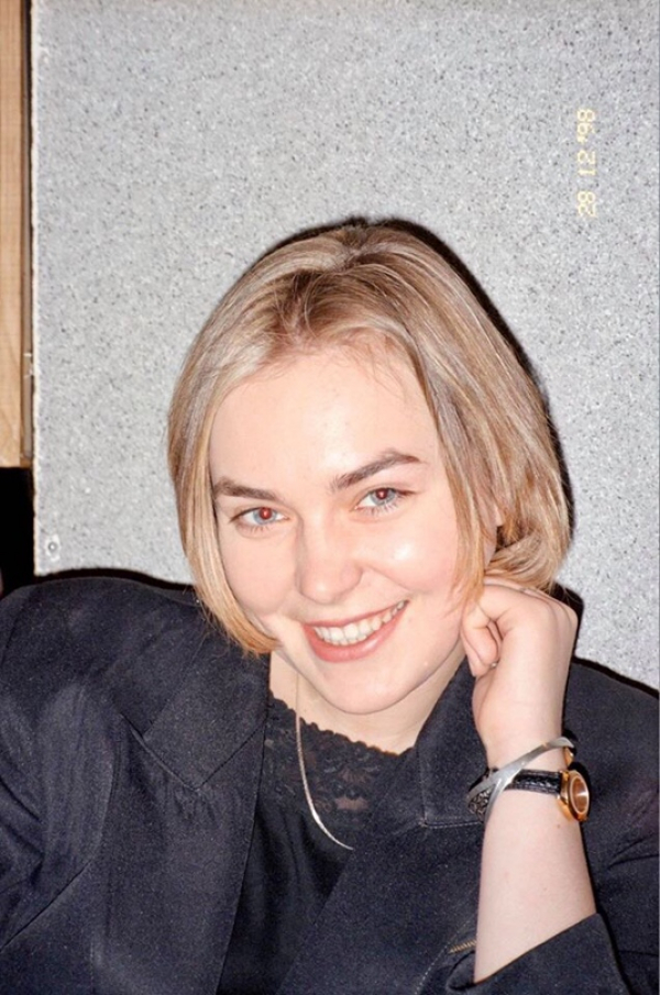 Начала карьеру на ТВ в 17 лет
