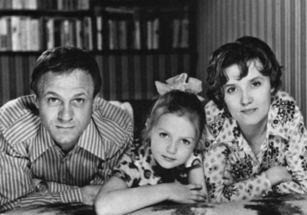 Юлия Меньшова в детстве с родителями